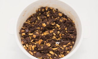 Add pieces of cookies to the resulting mass and stir again.