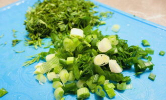 We wash the fresh herbs and chop them finely.