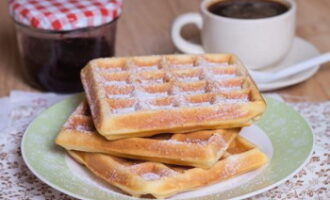 Serve soft Viennese waffles to the table. If desired, the dessert can be decorated with powdered sugar or berries.