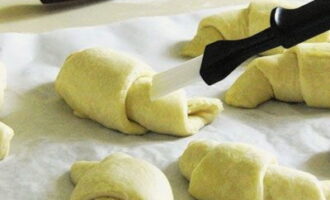 Next, coat the croissants with vegetable oil.