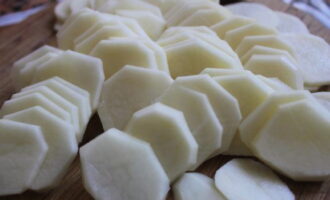 Dry the potatoes on a towel and cut into slices.