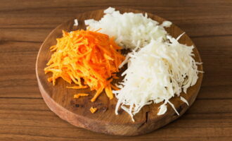 Chop white cabbage and onions. Grate the carrots on a coarse grater.