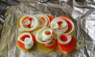 Place four pieces of foil on a baking sheet. In each we place potatoes, carrots and onions, cut into thin slices.