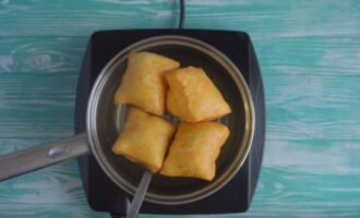 Using a slotted spoon, remove the baursaks from the oil.