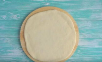 Using a rolling pin, roll out the dough into a circle no more than 1 centimeter thick.