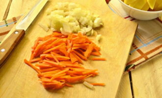 Cut the carrots into thin strips and chop the onion. Fry the vegetables for 3 minutes in vegetable oil, then add them to the soup.