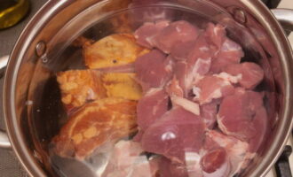 Place the meat products in a saucepan and fill them with water. Place on the stove and cook for 30 minutes after boiling.