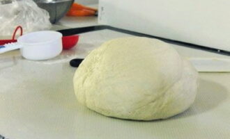 Knead the dough with your hands for a long time until you get a smooth and soft lump. Afterwards we put it in a warm place for 1-1.5 hours.