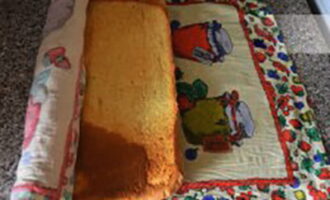 Place the finished sponge cake while still hot on a damp towel and wrap it in a roll. This is a very important point.