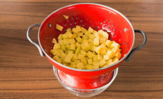 Peel the potatoes, wash them and cut them into cubes.