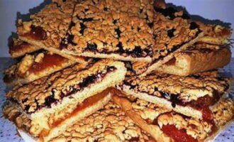 Remove the dough from the refrigerator and divide it into two parts. One part will serve as the base of the berry pie, and use the second for decoration.