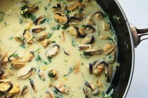 Versez la crème dans le plat. Nous ajoutons également du sel et des herbes hachées. Poursuivez la cuisson à feu doux pendant encore 2-3 minutes. Remuer constamment.