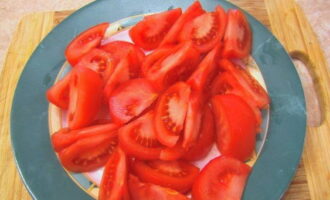 Cut the peeled tomatoes into slices.