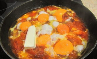 Then crack the required number of chicken eggs into the frying pan, add salt and pepper, cover with a lid and cook for approximately 5 minutes.