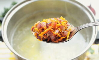 Place the fried vegetables in a pan with potatoes.