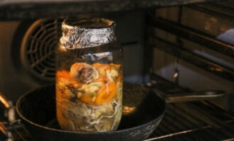 Plaats de pot met de inhoud in een koekenpan of ovenschaal. Plaats de structuur 1-1,5 uur in de oven. Kook op een temperatuur van 160 graden.