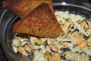 Remove the hot mussels in the sauce from the heat and serve. The dish can be supplemented with crackers. Bon appetit!