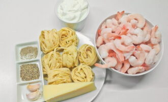 How to cook shrimp pasta in creamy sauce? First of all, prepare all the necessary ingredients in the required quantity.