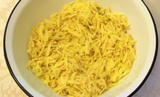 Peel the potatoes, wash and grate on a coarse grater. 