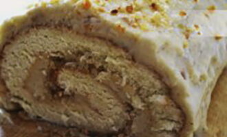 Wrap the roll, spread cream on top and sprinkle with nuts - homemade sponge roll with cream is ready.