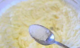 Salz zur Butter-Zucker-Mischung geben und verrühren.