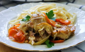 Togliamo il pollo finito dal barattolo, aggiungiamo un contorno e lo serviamo in tavola. 