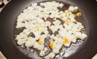 Heat a frying pan with vegetable oil. First, fry the onion for 1-2 minutes.