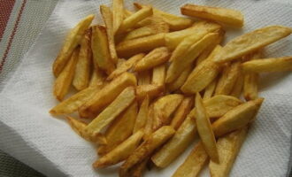 Carefully remove the browned potatoes from the pan and place them on a paper napkin for 2 minutes. Let it dry.