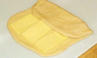 Wrap the dough and butter twice into a flat, wide roll.