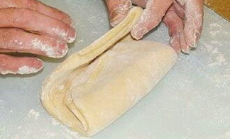 We do the same with the remaining two layers of dough. Then we connect all three rolls to each other.