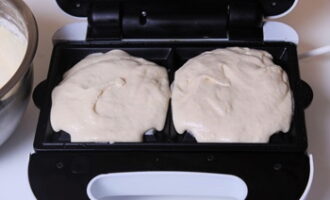 We spread the dough into the mold.