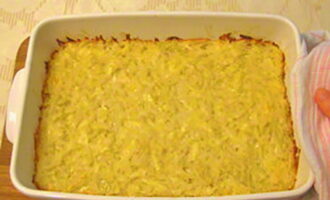 Grease a baking dish with oil. Place the first layer of potatoes. Place the pan with potatoes in the oven, preheated to 180 degrees. Bake for 35 minutes.