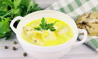 Serve the cheese soup to the table, supplementing it with herbs and croutons. Bon appetit!