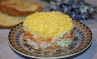 Salad dibentangkan dalam lapisan. Pertama lapisan ikan. Seterusnya, bawang cincang, kemudian kentang, putih telur, lobak merah parut. Salut setiap lapisan dengan mayonis. Taburkan kuning cincang di atas salad. Salad Mimosa ternyata sangat lazat.