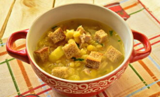 Pour the pea soup into bowls and add white bread croutons in portions. Done, ready to serve!