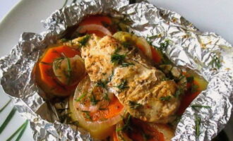 After baking, carefully open the foil and serve the aromatic chicken with vegetables to the table. Ready!