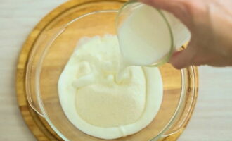 How to cook cottage cheese casserole like in kindergarten? Pour semolina into a deep plate and pour milk. Let the product swell for 15 minutes.