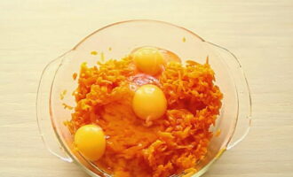 How to cook carrot casserole in the oven? Peel the carrots, grate them and place them in a deep plate. We also break chicken eggs here. Stir.