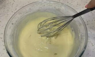 Mix the mixture with a whisk so that there are no lumps in the dough and you get a smooth, homogeneous consistency.