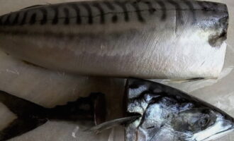 Wie kann man Makrelen zu Hause schnell einlegen? Das Wasser für die Lake sofort abmessen, in einen Topf geben und auf den Herd stellen. Sie müssen es kochen und abkühlen lassen. Während das Wasser erhitzt wird, waschen Sie die Makrele gründlich, trocknen Sie sie ab und schneiden Sie Kopf und Schwanz ab.