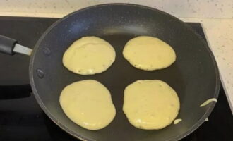 Heat a thick-bottomed frying pan well. Spoon the dough a short distance apart. Cook over moderate heat until bubbles appear on the surface of the pancakes and the batter thickens.