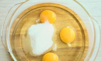 At this time, break three eggs separately and mix them with sugar, salt and vanilla. Beat until smooth and light foam.