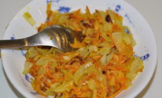 Peel the carrots from the outer skin, rinse and grate on a coarse grater.Peel the onions, wash, dry and chop into small cubes with a knife. Heat a small amount of vegetable oil in a frying pan and pour chopped onion into it. Fry at medium stove temperature until translucent, then add grated carrots. Stir and continue to fry for another five to six minutes until the carrots begin to brown slightly. Remove the roast from the pan and let it cool slightly. 