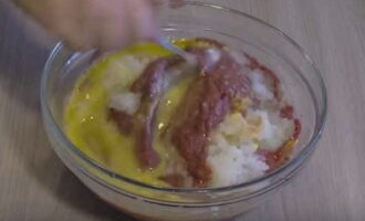 Add eggs to the liver-onion mixture and mix.