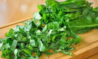 We wash the fresh sorrel, leave it to dry, and then chop it with a knife.