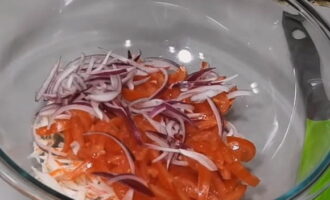 We cut the tomatoes into strips and also send them to the salad bowl. We also add half rings of onion scalded in boiling water.