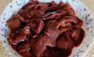 How to cook chicken liver with onions and carrots in a frying pan? Rinse the liver thoroughly under running water, remove the veins, and cut it into large pieces.