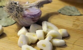 At this time, let's take care of the garlic. It must be peeled and cut into small pieces.