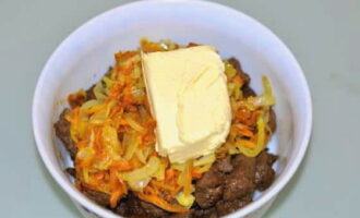 Place fried onions and carrots, fried liver and soft butter in a bowl.