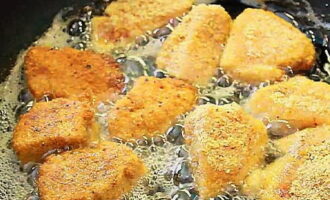 Fry the nuggets for two and a half to three minutes on each side. It is important that the pieces are well browned.